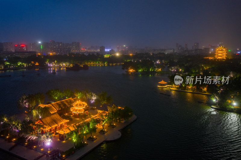 济南大明湖超然楼湖畔古建筑夜景俯瞰