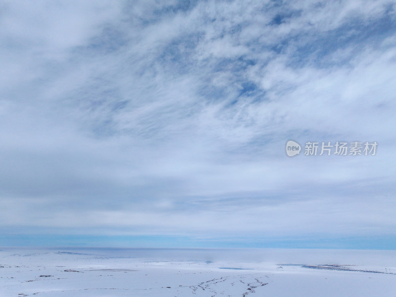 中国新疆阿勒泰冬季雪景茫茫雪原与雪山