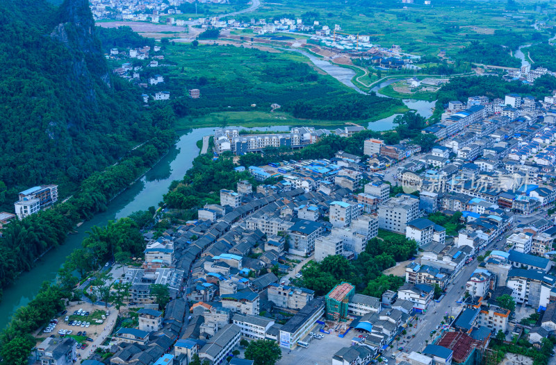 桂林老寨山俯拍兴坪古镇建筑群与漓江风光