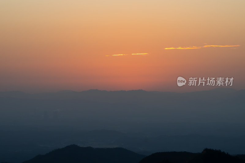 高山金色日出