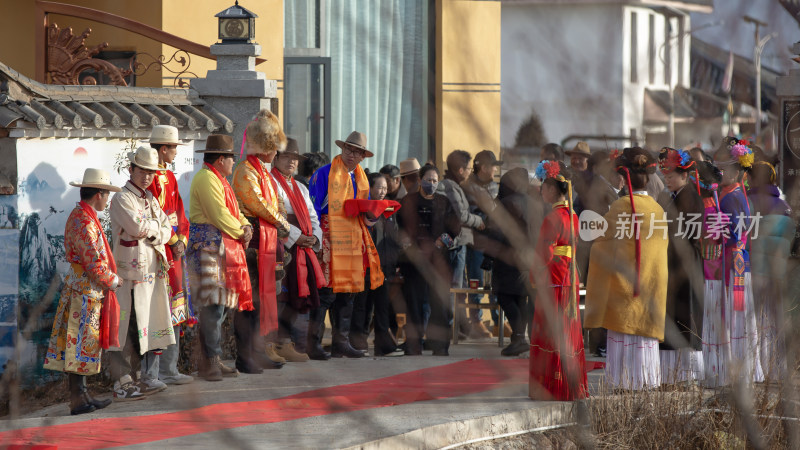 身着民族服饰人群参加活动