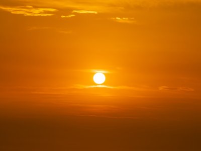 清晨日出太阳拨云见日阳光希望天空