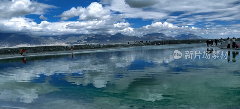 天空之境般的湖水与山川倒影全景