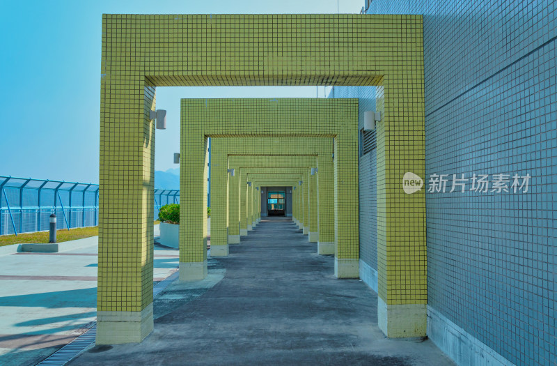 香港中文大学教学楼楼顶黄色门框建筑