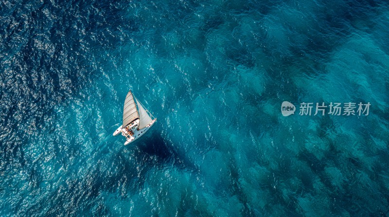 蓝天碧海上的游艇帆船 扬帆起航