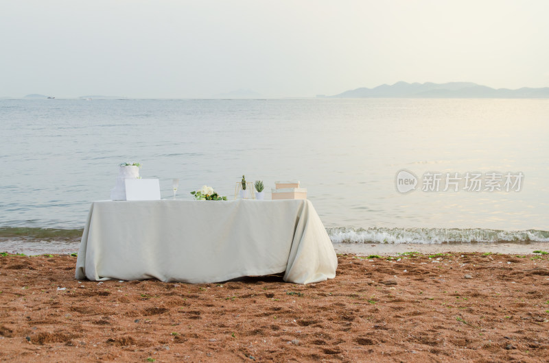 青岛太平角公园的海景，海边沙滩上的桌子