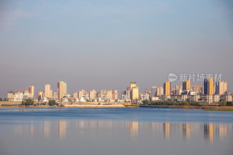 山东济宁邹城孟子湖城市建筑倒影景观