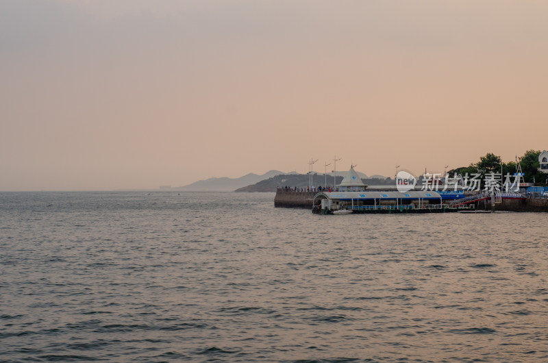 青岛浮山湾海边码头黄昏景色远景图