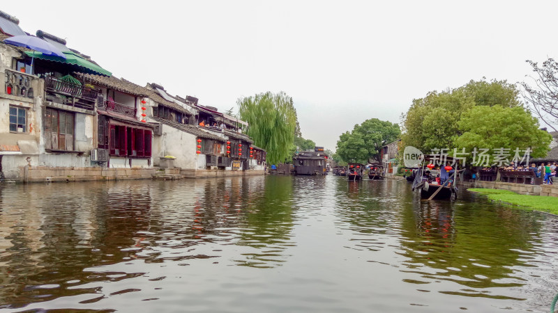 江南水乡河道沿岸古建筑景观