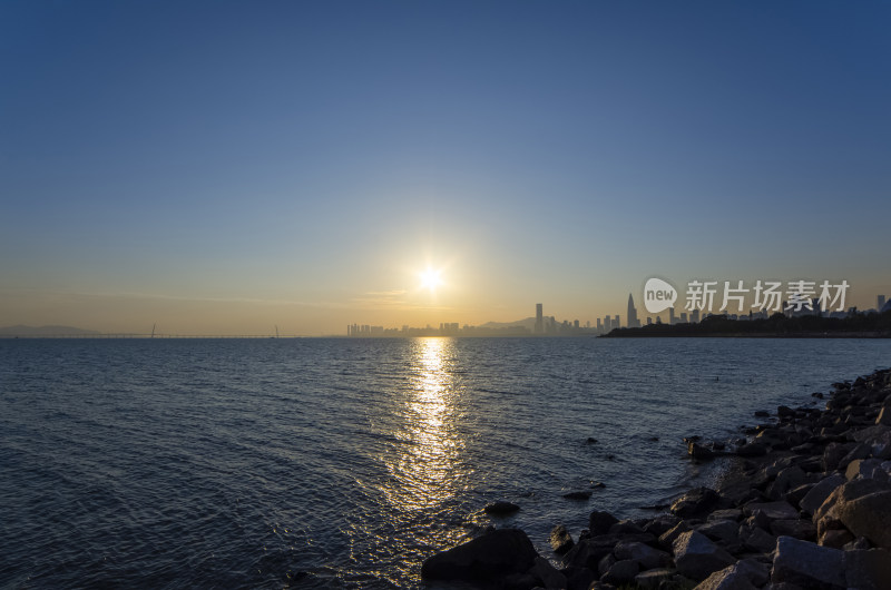 深圳湾海上夕阳日落与滨海城市高楼建筑景观