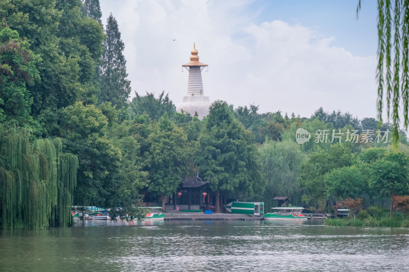 晴朗的午后，扬州瘦西湖江南园林建筑