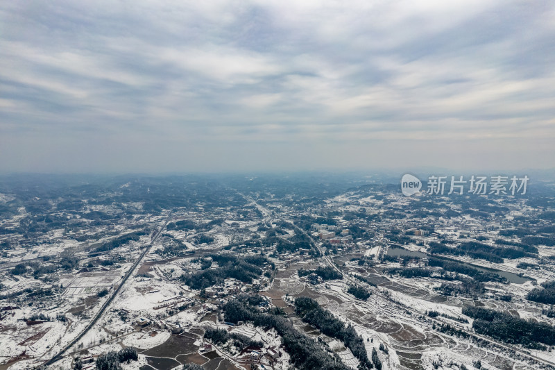 山川丘陵农田冬天雪景航拍图