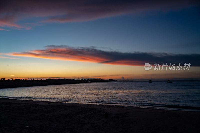 夏天北海涠洲岛蓝桥海边晚霞