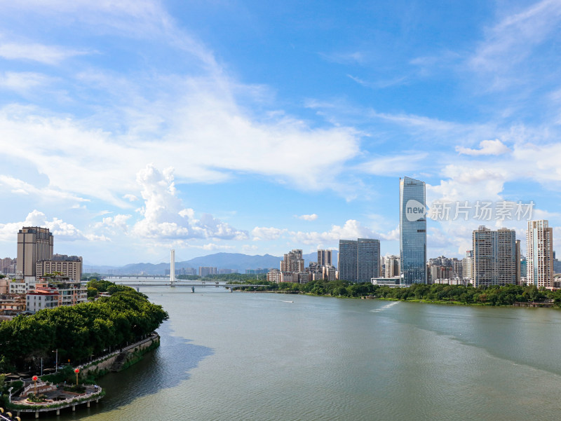 蓝天白云下，广东省惠州市现代城市建筑风光