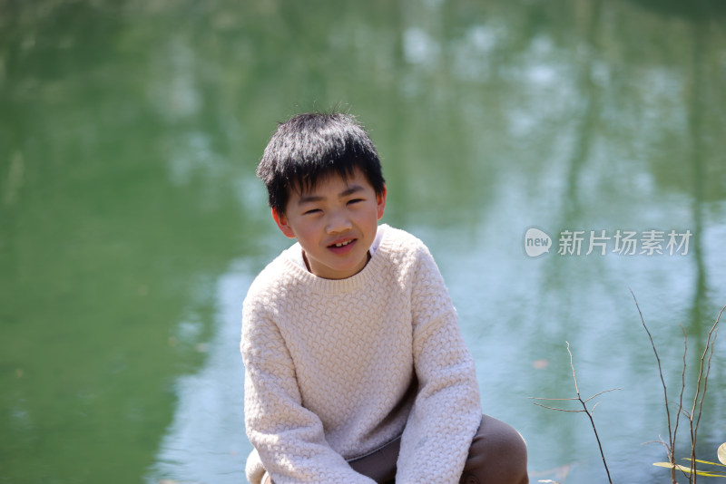 在湖边玩耍的中国小男孩