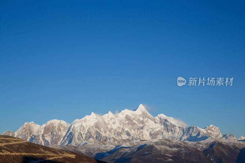 西藏林芝冬季南迦巴瓦峰蓝天白云下的雪山