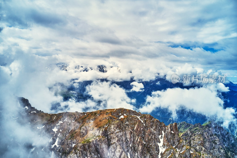 云海中的天山