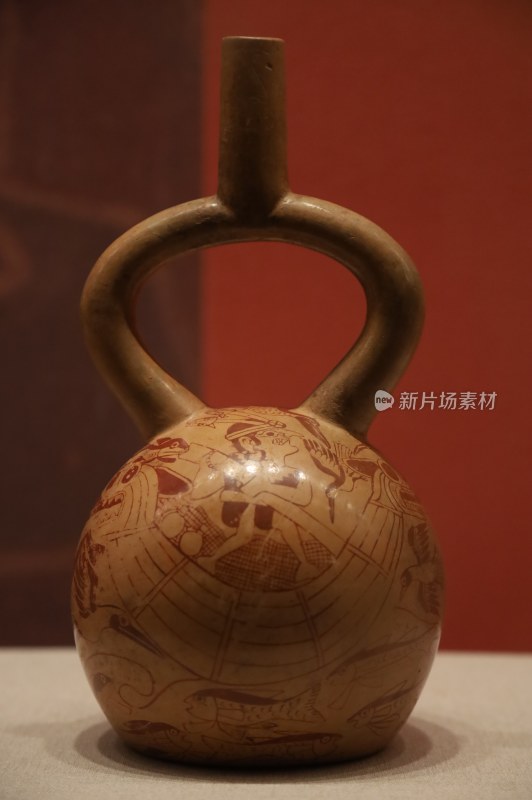 古代彩绘提梁陶壶特写