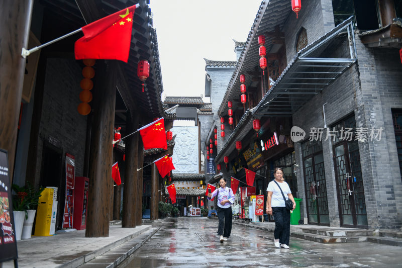 城市步行街道国庆节国旗氛围