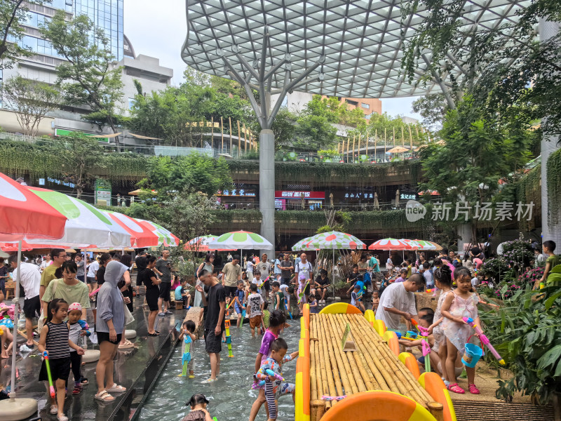 夏日成都港汇天地吸引小朋友和家长前来玩水