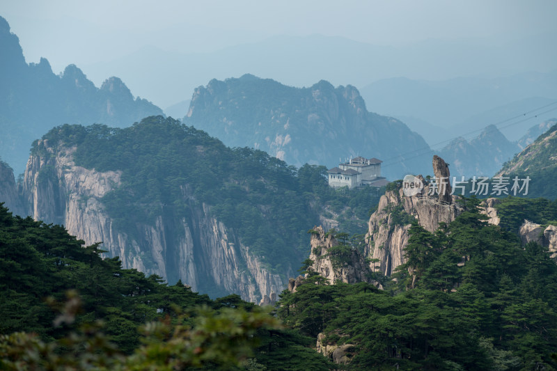 形态各异的山峰