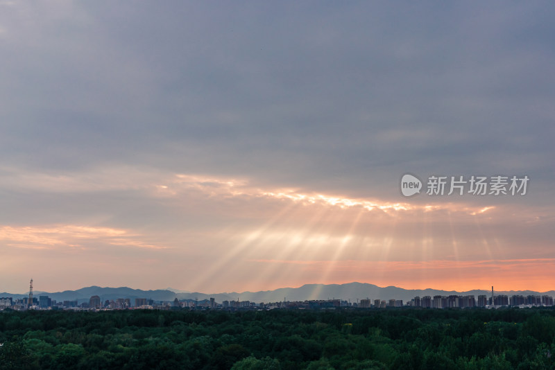 北京夏天傍晚天空美丽的晚霞