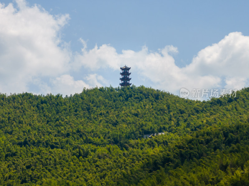 蓝天白云下航拍蔡伦竹海、层峦叠嶂的远山