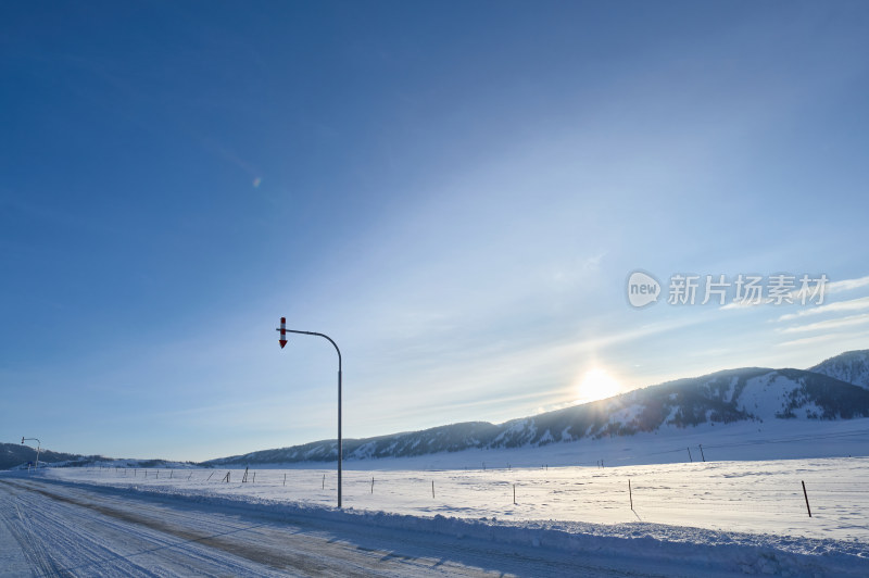 冬日雪路与远山风景