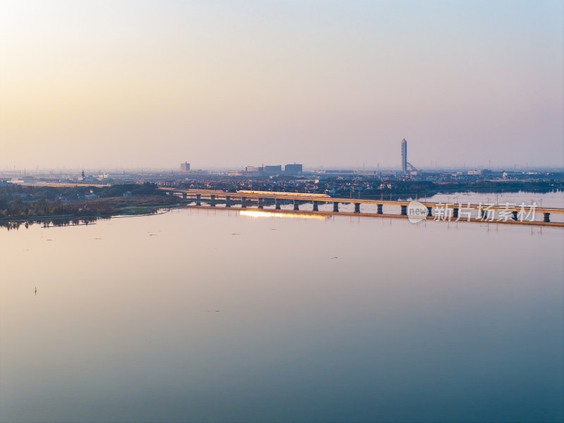 现代高铁穿越水面桥梁的画面