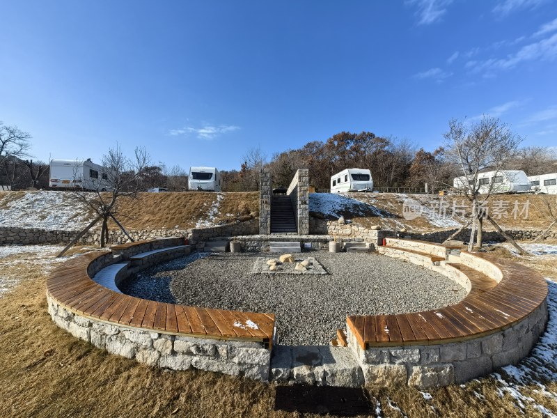 山东文登天福山水库山水露营地雪景