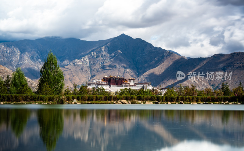 中国西藏拉萨布达拉宫湖面倒影