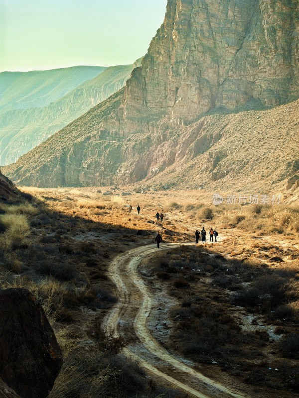 山间小路徒步人群风景