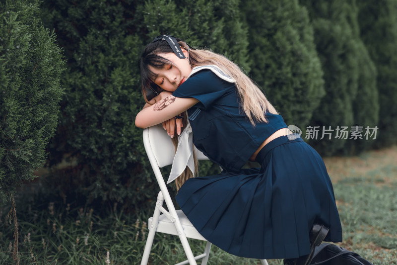 在户外穿着深蓝色JK制服的少女