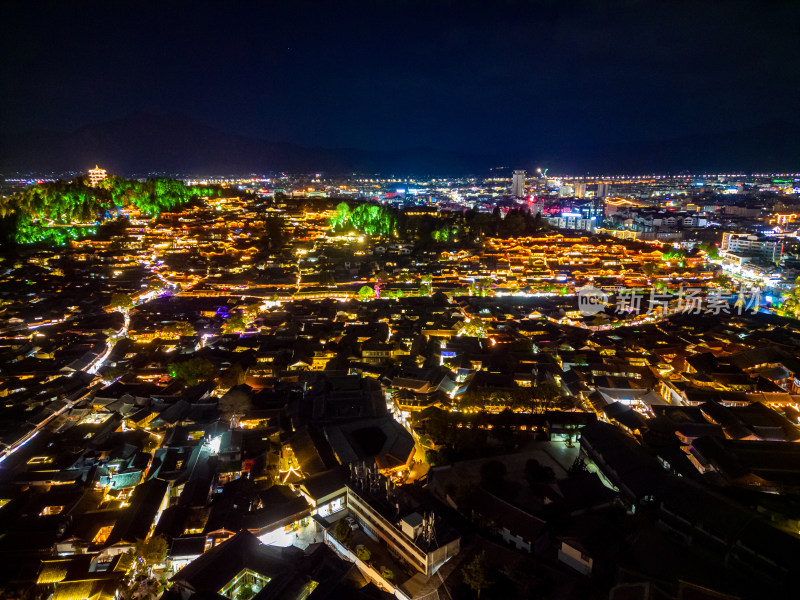 丽江古城夜景航拍图