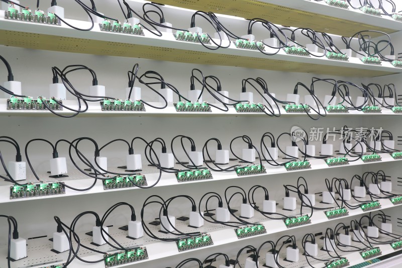 整齐排列的电子设备组件