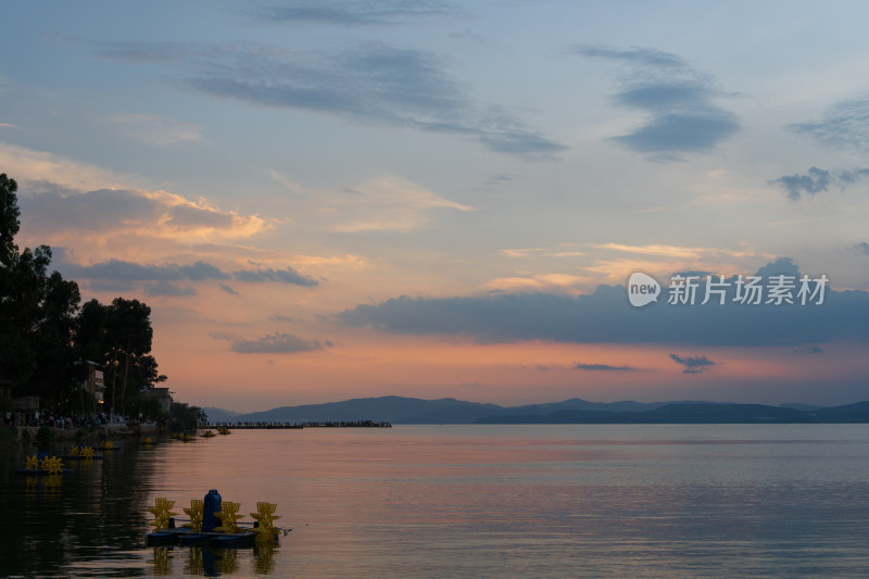 昆明滇池海晏村湖畔人群赏景黄昏景象