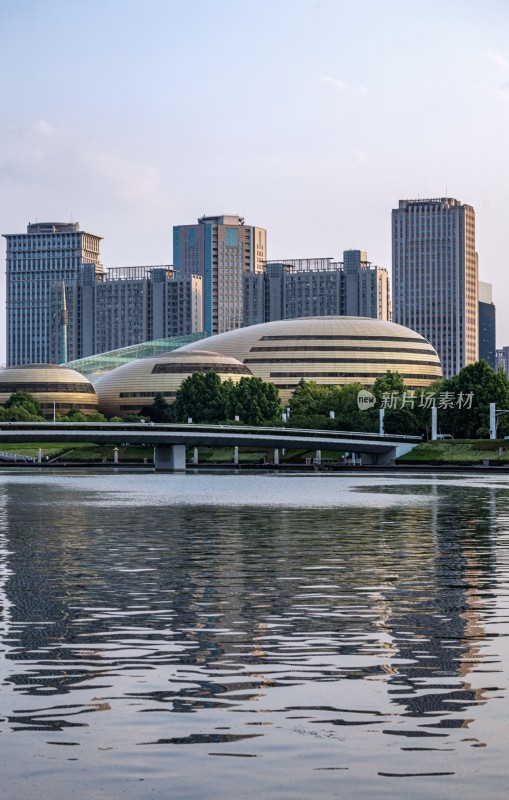 水边现代建筑群风景