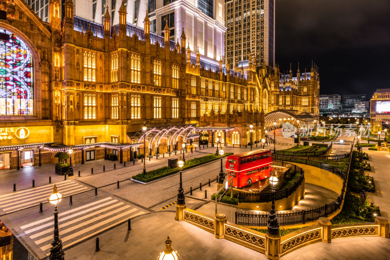 澳门欧式建筑夜景及红色双层巴士