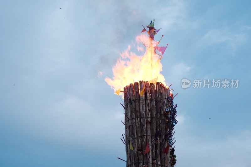 云南大理火把节夜晚熊熊燃烧的篝火