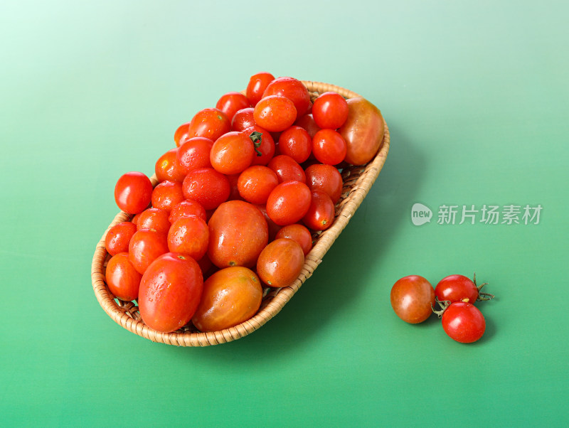 绿色背景上的一篮子新鲜瓜果西红柿番茄