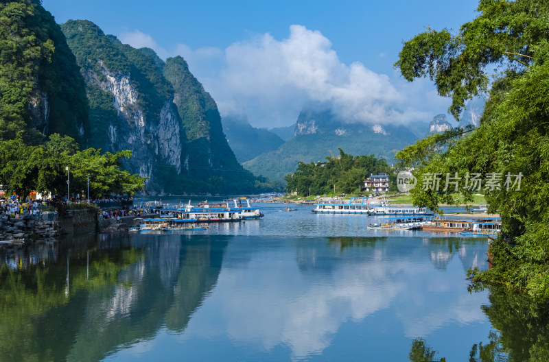 桂林阳朔兴坪古镇漓江游船码头山水风光