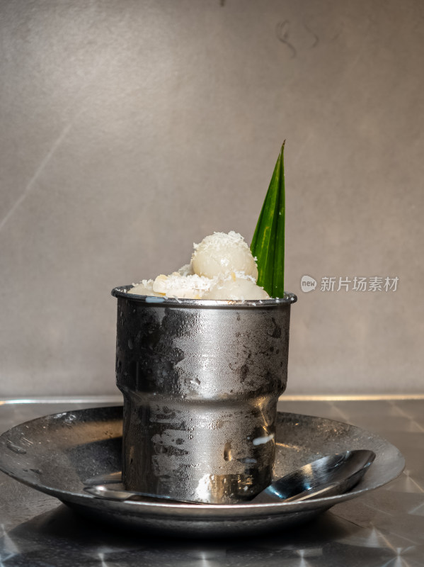 装在金属杯里的泰式龙眼冰