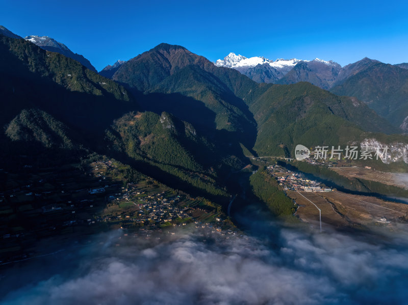 云南怒江傈僳族丙中洛人神共居秋色高空航拍