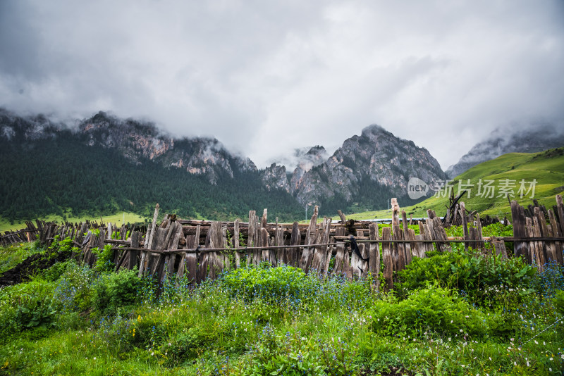 云雾妖娆牧场围栏与山峦