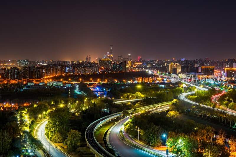 北京城市风光车流穿梭的夜间道路