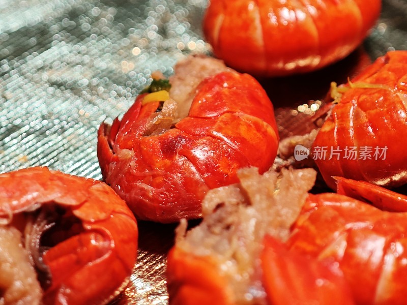 小龙虾露出鲜嫩饱满的虾肉