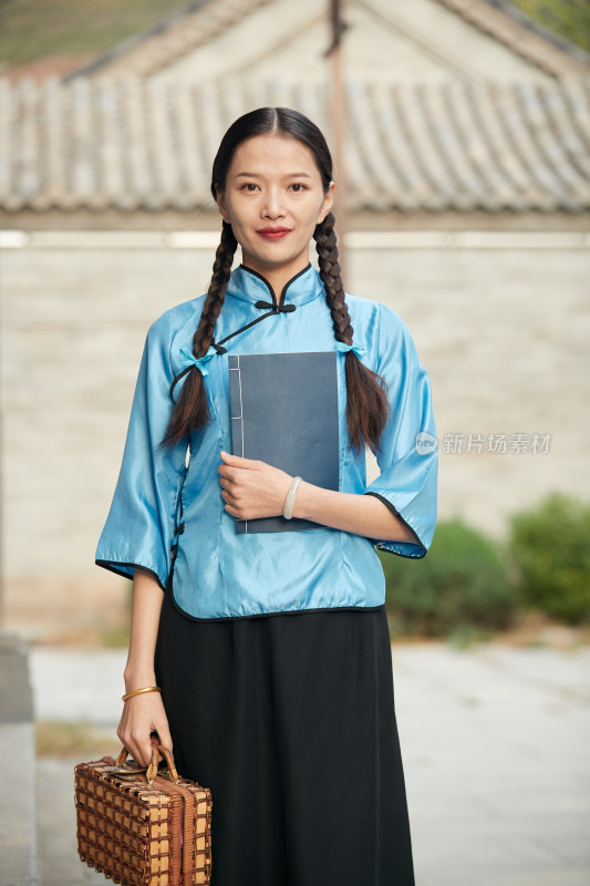 在古城身穿民国学生服饰的女大学生