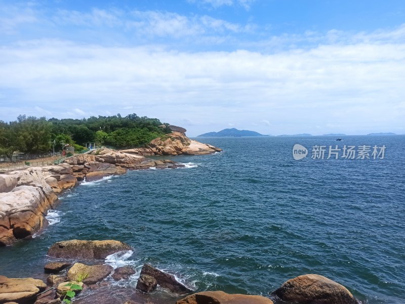 海边岩石景观与辽阔海面的自然风光