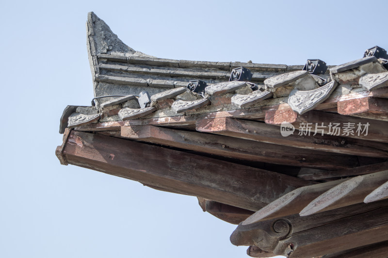 扬州市瘦西湖风景区中式古建筑屋檐特写