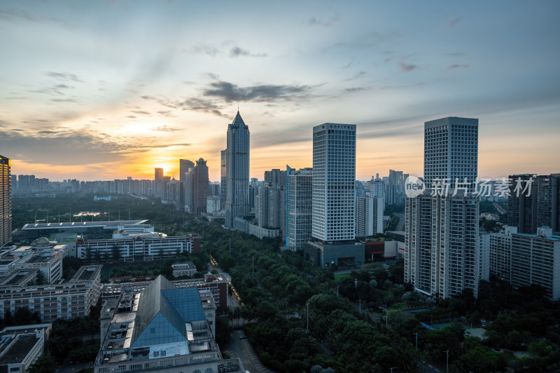 海南海口CBD都市绚丽色彩的暮色城市剪影